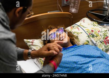 Indian mom breathes through contraction in hospital Stock Photo