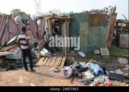 GHANA, GHANA, Accra Tema, Ashaiman, waste picker and recycling, as the Agbogbloshie e-waste dumping site was closed by the government in 2022 the illegal electric scrap business is spread to other suburbans in Accra / GHANA, Müllsammler und Recycling, da die berüchtigte Agbogbloshie Elektroschrotthalde 2022 von der Regierung geschlossen wurde, verlagert sich das Geschäft mit dem illegalen Elektromüll in andere Stadtteile von Accra Stock Photo