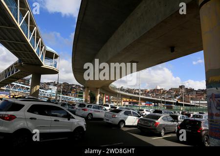 salvador, bahia, brazil - november 11, 2023: vehicle movement in traffic next to a viaduct in the city of Salvador. Stock Photo