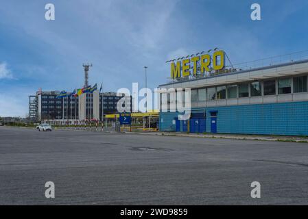 Metro, cash and carry supermarket, leading international player in self-service wholesale, in the background Vodafone headquarters, Rome, Italy Stock Photo