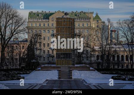 Kyiv, Ukraine. 12th Jan, 2024. Yevhen Vasyliev/Le Pictorium - 'Hidden from the war' - 12/01/2024 - Ukraine/Kiev Oblast/Kyiv - Monument to Taras Shevchenko. Kyiv city authorities are trying to protect monuments from destruction during air attacks by the Russian army Credit: LE PICTORIUM/Alamy Live News Stock Photo