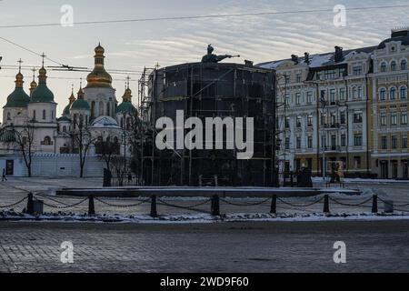 Kyiv, Ukraine. 12th Jan, 2024. Yevhen Vasyliev/Le Pictorium - 'Hidden from the war' - 12/01/2024 - Ukraine/Kiev Oblast/Kyiv - Monument to Bohdan Khmelnytsky. Kyiv city authorities are trying to protect monuments from destruction during air attacks by the Russian army Credit: LE PICTORIUM/Alamy Live News Stock Photo