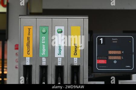 Zapfsäule für Benzin und Diesel an einer Tankstelle *** Petrol and diesel pump at a filling station Stock Photo