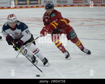 Elis Hede (Nuernberg Ice Tigers, #91) zieht Philip Gogulla (Duesseldorfer EG, 87) davon. Duesseldorfer EG vs. Nuernberg Ice Tigers, Eishockey, Penny DEL, 39. Spieltag, Saison 2023/2024, 19.01.2024 Foto: Eibner-Pressefoto/Thomas Haesler Stock Photo