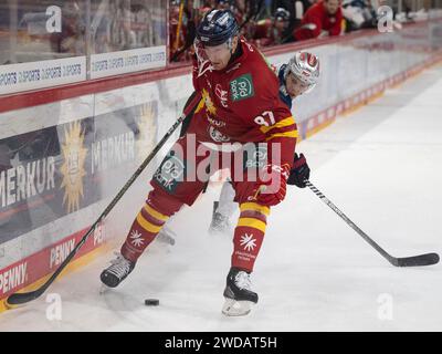 Zweikampf zwischen Dennis Lobach (Nuernberg Ice Tigers, #26) und Philip Gogulla (Duesseldorfer EG, 87). Duesseldorfer EG vs. Nuernberg Ice Tigers, Eishockey, Penny DEL, 39. Spieltag, Saison 2023/2024, 19.01.2024 Foto: Eibner-Pressefoto/Thomas Haesler Stock Photo