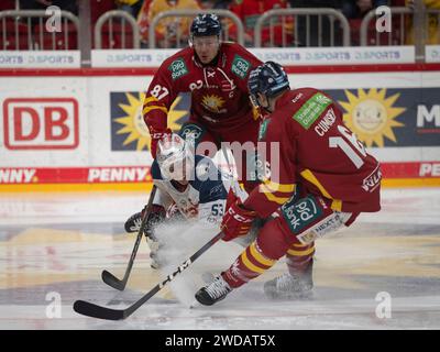 Danjo Leonhardt (Nuernberg Ice Tigers, #53) wird durch Philip Gogulla (Duesseldorfer EG, 87) zu Fall gebracht. Dabei Kyle Cumiskey (Duesseldorfer EG, #16). Duesseldorfer EG vs. Nuernberg Ice Tigers, Eishockey, Penny DEL, 39. Spieltag, Saison 2023/2024, 19.01.2024 Foto: Eibner-Pressefoto/Thomas Haesler Stock Photo