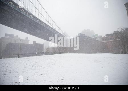 Snow hits the Dumbo region of Brooklyn in New York City in the United States this Friday, January 19, 2024. Credit: Brazil Photo Press/Alamy Live News Stock Photo