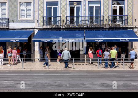 Lisboa, Portugal - 19.09.2023: Facade of Pasteis de Belem bakery in Lisbon with lot of tourists in front to buy the famous Pastel de Nata cakes Stock Photo