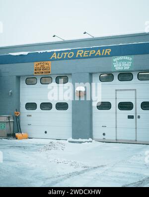 Joes Service Center auto repair shop on a snowy winter day, Buffalo, New York Stock Photo