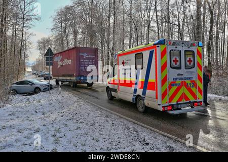 VU zwischen Traktorgespann und Pkw, Fahrzeuge stark deformiert, Straße komplett blockiert, vermutlich zwei Verletzte 19.01.2024:Pressemitteilung des Polizeipräsidiums Ludwigsburg: Polizeipräsidium Ludwigsburg POL-LB: Hemmingen: zwei Verletzte nach Unfall zwischen Pkw und landwirtschaftlichem Gespann Ludwigsburg ots Vermutlich war ein technischer Defekt Auslöser eines Verkehrsunfalls, der sich am Freitag 19.01.2024 gegen 12:45 Uhr auf der Landesstraße 1136 zwischen Hochdorf und Hemmingen ereignete. Ein 28-Jähriger fuhr dort mit seinem Traktor mit Anhänger von Hochdorf in Richtung Hemmingen, als Stock Photo