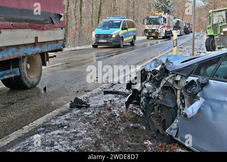 VU zwischen Traktorgespann und Pkw, Fahrzeuge stark deformiert, Straße komplett blockiert, vermutlich zwei Verletzte 19.01.2024:Pressemitteilung des Polizeipräsidiums Ludwigsburg: Polizeipräsidium Ludwigsburg POL-LB: Hemmingen: zwei Verletzte nach Unfall zwischen Pkw und landwirtschaftlichem Gespann Ludwigsburg ots Vermutlich war ein technischer Defekt Auslöser eines Verkehrsunfalls, der sich am Freitag 19.01.2024 gegen 12:45 Uhr auf der Landesstraße 1136 zwischen Hochdorf und Hemmingen ereignete. Ein 28-Jähriger fuhr dort mit seinem Traktor mit Anhänger von Hochdorf in Richtung Hemmingen, als Stock Photo