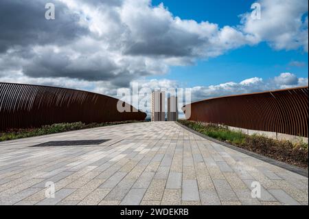 The Sighthill Bridge pedestrian and cyclist crossing over the M8 Motorway in Glasgow, Scotland. Stock Photo