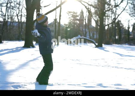 Datum: 20.01.2024 / Ort: Dresden Was fuer ein tolles Winter-Wetter Am Samstag sind viele Menschen in Sachsens Landeshauptstadt Dresden auf dem Eis gewesen. Sie nutzen den zugefrorenen Carolasee zum Schlittschuh fahren. Aber nicht nur mit den Schlittschuhen gleiteten die Besucher ueber das Eis, viele nutzen auch den Schlitten oder trauten sich mit normalen Schuhen . Der Mix aus Schnee, frostigen Temperaturen, und strahlender Sonne, beglueckte viele Touristen und Einheimische. Doch Vorsicht ist geboten - an einigen Stellen ist das Wasser schon wieder zu Sehen und die Enten schwimmen auf dem See. Stock Photo