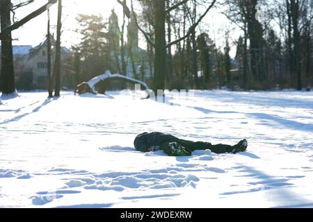 Datum: 20.01.2024 / Ort: Dresden Was fuer ein tolles Winter-Wetter Am Samstag sind viele Menschen in Sachsens Landeshauptstadt Dresden auf dem Eis gewesen. Sie nutzen den zugefrorenen Carolasee zum Schlittschuh fahren. Aber nicht nur mit den Schlittschuhen gleiteten die Besucher ueber das Eis, viele nutzen auch den Schlitten oder trauten sich mit normalen Schuhen . Der Mix aus Schnee, frostigen Temperaturen, und strahlender Sonne, beglueckte viele Touristen und Einheimische. Doch Vorsicht ist geboten - an einigen Stellen ist das Wasser schon wieder zu Sehen und die Enten schwimmen auf dem See. Stock Photo