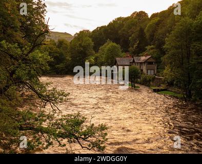 Modern cottage on the banks of the River Dee across from Poncysyllte Aqueduct, Wrexham, Wales Stock Photo