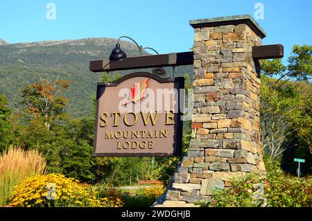 A stone column and sign welcomes visitors to the famous Stowe Mountain Lodge, in Vermont Stock Photo