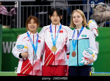 Ular olomon ichida uning ichiga kirishdi Ular olomon ichida uning ichiga kirishdi