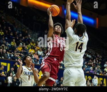 Washington State forward Jaylen Wells controls the ball during the ...