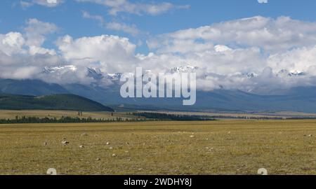 Landscape with a view of the Kurai steppe and the North Chuya ridge in the Altai Republic, Russia Stock Photo