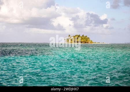 Picturesque small tropical island with palm trees, traditional kuna house and white sandy beach in San Blas archipelago in the Caribbean sea in Panama Stock Photo