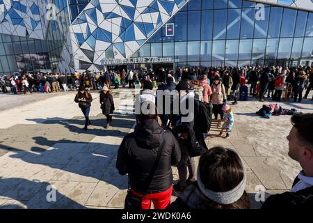 Zagreb, Croatia. 21st Jan, 2024. People waiting in a line to take a trip on the cable car up to Medvednica mountain, in Zagreb, Croatia, on January 21, 2024. This weekend, the services of the Sljeme cable car are free for all visitors. Photo: Igor Kralj/PIXSELL Credit: Pixsell/Alamy Live News Stock Photo