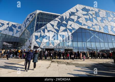 Zagreb, Croatia. 21st Jan, 2024. People waiting in a line to take a trip on the cable car up to Medvednica mountain, in Zagreb, Croatia, on January 21, 2024. This weekend, the services of the Sljeme cable car are free for all visitors. Photo: Igor Kralj/PIXSELL Credit: Pixsell/Alamy Live News Stock Photo