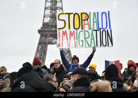 Paris, France. 21st Jan, 2024. Julien Mattia/Le Pictorium - Demonstration against the immigration law - 21/01/2024 - France/Ile-de-France (region)/Paris - demonstration in Paris against the immigration law to ask Emmanuel Macron not to promulgate it. Credit: LE PICTORIUM/Alamy Live News Stock Photo