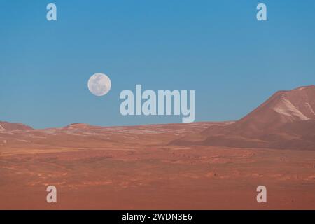 Luna llena en el desierto de Atacama Stock Photo