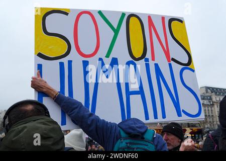 La gauche et les syndicats unis contre la loi immigration, dite loi Darmanin ont défilé du Trocadéro à la place de la concorde à Paris Stock Photo