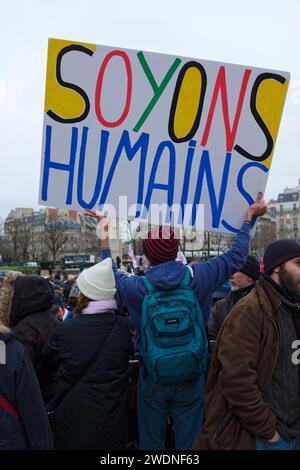 La gauche et les syndicats unis contre la loi immigration, dite loi Darmanin ont défilé du Trocadéro à la place de la concorde à Paris Stock Photo