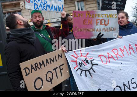 La gauche et les syndicats unis contre la loi immigration, dite loi Darmanin ont défilé du Trocadéro à la place de la concorde à Paris Stock Photo