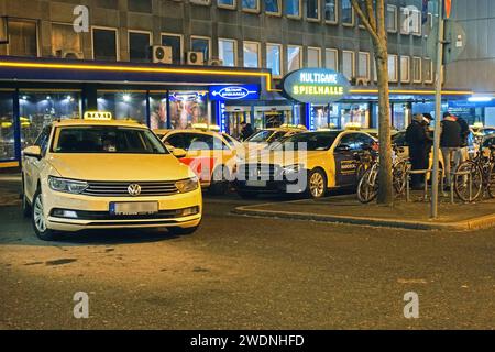 Straßenszenen zur späten Stunde Impressionen zur späten Stunde am Essener Hauptbahnhof und dessen Umfeld mit dem Taxistand Essen Nordrhein-Westfalen Deutschland Hauptbahnhof *** Street scenes late at night Impressions late at night at Essen Central Station and its surroundings with the cab rank Essen North Rhine-Westphalia Germany Central Station Stock Photo