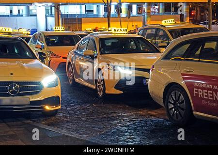 Straßenszenen zur späten Stunde Impressionen zur späten Stunde am Essener Hauptbahnhof und dessen Umfeld mit dem Taxistand Essen Nordrhein-Westfalen Deutschland Hauptbahnhof *** Street scenes late at night Impressions late at night at Essen Central Station and its surroundings with the cab rank Essen North Rhine-Westphalia Germany Central Station Stock Photo