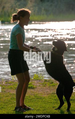 Single woman and her faithful companion at Deschutes River State Park, Oregon Stock Photo