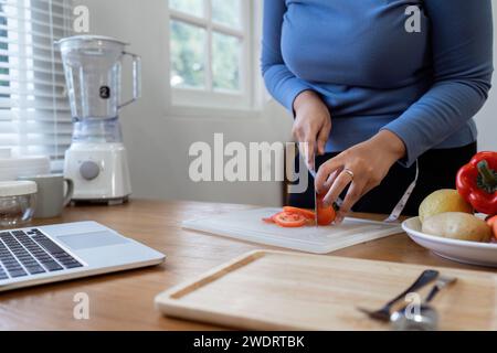 Women stay at home to prepare healthy meals, carrying trays of vegetables to prepare healthy salads at home Stock Photo