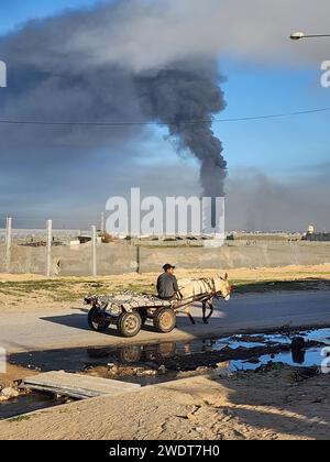 Gaza, Palestine. 21st Jan, 2024. Smoke rises as a result of an Israeli raid on the city of Khan Yunis in the southern Gaza Strip, on January 21, 2024. Photo by Ramez Habboub/ABACAPRESS.COM Credit: Abaca Press/Alamy Live News Stock Photo