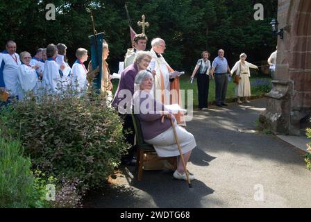 Church Clipping Ceremony St Peters Church, Edgmond, Shropshire Uk 2015.  Members pf the choir and church community, the congregation hold hands in a circle around the whole of the church, if they can. (Its was stretched)  they did just with the use of belts and ropes to complete the unbroken circle. England 2010s HOMER SYKES Stock Photo