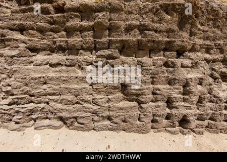 Egypt, Fayum region, El Lahun, pyramid complex of Sesostris II, brick wall, reinforced by a straw trellis. Stock Photo