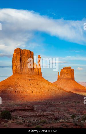The Mittens, iconic sandstone buttes in the Monument Valley Navajo ...
