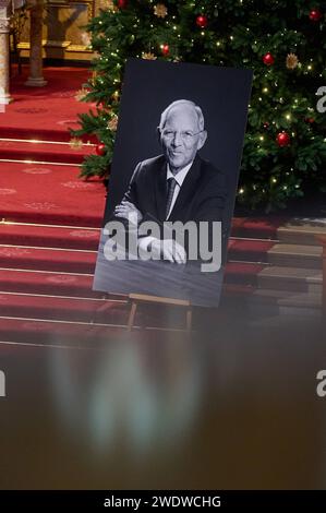 Mit einem Gottesdienst haben am Montag 22.01.2024 im Berliner Dom die offiziellen Trauerfeierlichkeiten fuer den verstorbenen Bundestagspraesidenten Wolfgang Schaeuble CDU begonnen. Im Dom kamen die Spitzen des Staates, politische Weggefaehrten sowie Vertreter und Vertreterinnen aus Politik und Religionsgemeinschaften zusammen. Im Anschluss war ein Trauerstaatsakt im Bundestag geplant. Schaeuble war am 26. Dezember im Alter von 81 Jahren gestorben. Er gehoerte mehr als 50 Jahre dem Bundestag an und war darueber hinaus in seiner politischen Karriere auch Bundesminister, Partei- und Fraktionsche Stock Photo