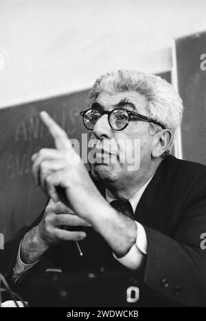- Barry Commoner (1917 – 2012), biologo e politico statunitense ...