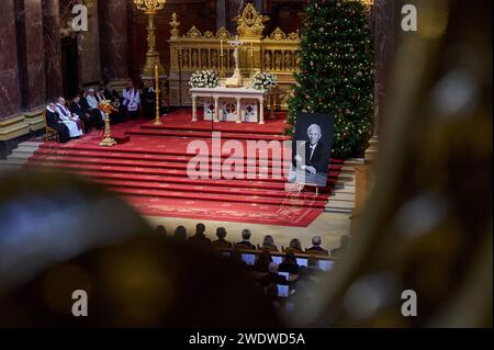 Mit einem Gottesdienst haben am Montag 22.01.2024 im Berliner Dom die offiziellen Trauerfeierlichkeiten fuer den verstorbenen Bundestagspraesidenten Wolfgang Schaeuble CDU begonnen. Im Dom kamen die Spitzen des Staates, politische Weggefaehrten sowie Vertreter und Vertreterinnen aus Politik und Religionsgemeinschaften zusammen. Im Anschluss war ein Trauerstaatsakt im Bundestag geplant. Schaeuble war am 26. Dezember im Alter von 81 Jahren gestorben. Er gehoerte mehr als 50 Jahre dem Bundestag an und war darueber hinaus in seiner politischen Karriere auch Bundesminister, Partei- und Fraktionsche Stock Photo