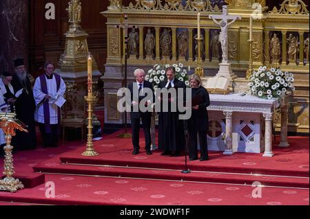 Mit einem Gottesdienst haben am Montag 22.01.2024 im Berliner Dom die offiziellen Trauerfeierlichkeiten fuer den verstorbenen Bundestagspraesidenten Wolfgang Schaeuble CDU begonnen. Foto v.l.: Rudolf Seiters CDU, Oberkirchenrat Partick Roger Schnabel und Juliane Schaeuble beim Fuerbittgebet Im Dom kamen die Spitzen des Staates, politische Weggefaehrten sowie Vertreter und Vertreterinnen aus Politik und Religionsgemeinschaften zusammen. Im Anschluss war ein Trauerstaatsakt im Bundestag geplant. Schaeuble war am 26. Dezember im Alter von 81 Jahren gestorben. Er gehoerte mehr als 50 Jahre dem Bun Stock Photo