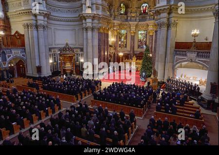 Mit einem Gottesdienst haben am Montag 22.01.2024 im Berliner Dom die offiziellen Trauerfeierlichkeiten fuer den verstorbenen Bundestagspraesidenten Wolfgang Schaeuble CDU begonnen. Im Dom kamen die Spitzen des Staates, politische Weggefaehrten sowie Vertreter und Vertreterinnen aus Politik und Religionsgemeinschaften zusammen. Im Anschluss war ein Trauerstaatsakt im Bundestag geplant. Schaeuble war am 26. Dezember im Alter von 81 Jahren gestorben. Er gehoerte mehr als 50 Jahre dem Bundestag an und war darueber hinaus in seiner politischen Karriere auch Bundesminister, Partei- und Fraktionsche Stock Photo