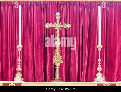 Crucifix and candles on the main altar in the chancel of the medieval english cathedral at York, England. Stock Photo