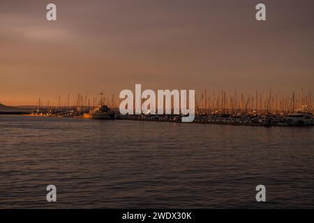 Seattle, USA. 13 Dec, 2023. Magnolia Marina at sunrise. Stock Photo