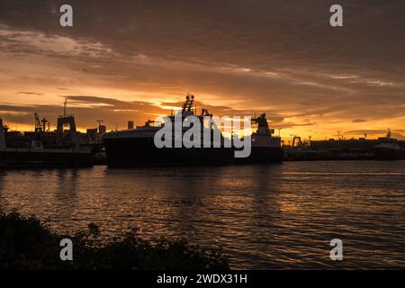 Seattle, USA. 13 Dec, 2023. Sunrise over Seattle. Stock Photo