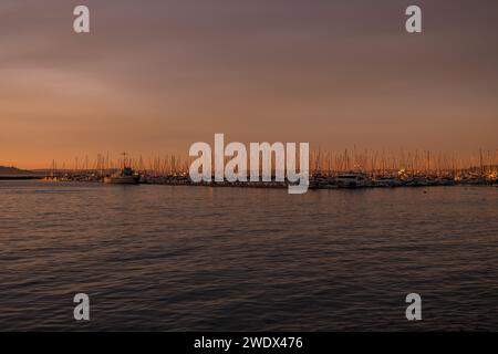 Seattle, USA. 13 Dec, 2023. Magnolia Marina at sunrise. Stock Photo