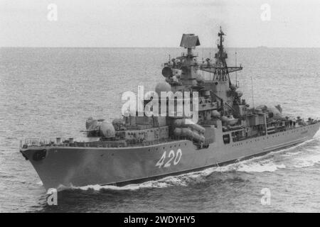 Aerial port bow view of the Russian Northern Fleet Sovremenny class guided missile destroyer Rastoropny (BRK-420) underway (DN-SN-97-01603). Stock Photo