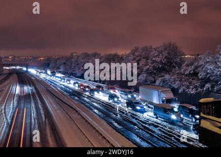 Vehicles stuck on the A20 after heavy snow blocked the road during the evening rush hour, near Swanley, Kent, UK. Exit up to M25 too icy for vehicles Stock Photo